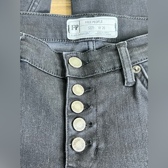 Free People Reagan exposed buttons skinny raw hem black denim 26 NWT NEW - Picture 8 of 10